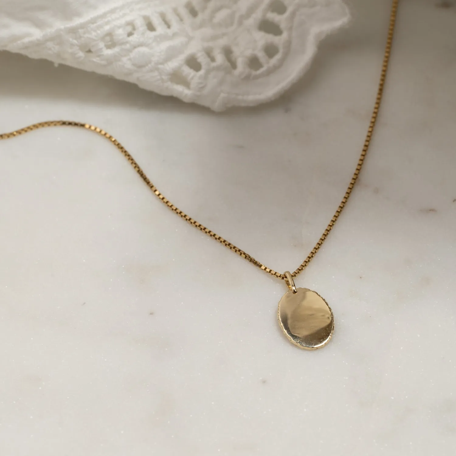 Sisi Copenhagen Oval graverbart guldvedhæng 9 kt 13,5 mm
