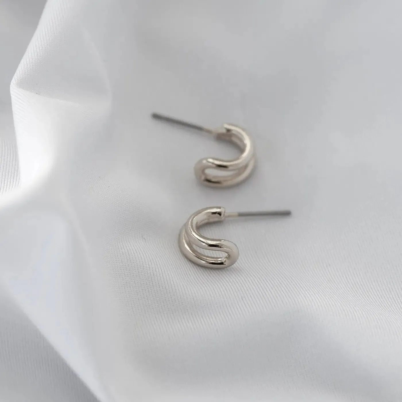 TIMI OF SWEDEN To Ringe øreringe guld studs 10 mm