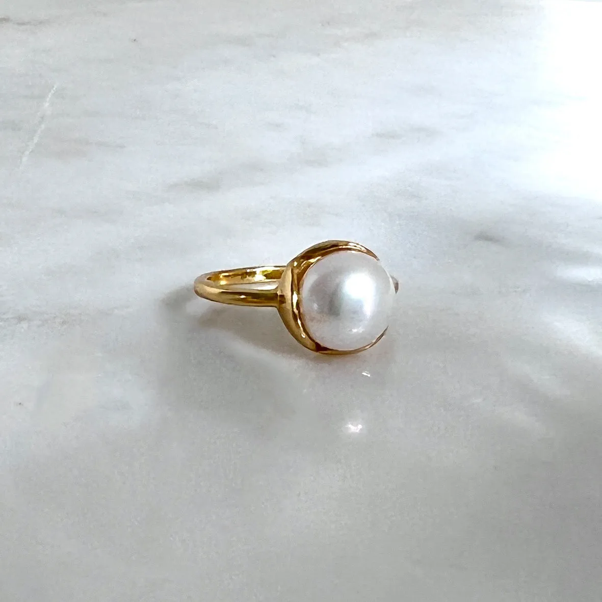 Bykjaergaard Glory ring forgyldt str. 52 med perle 10 mm