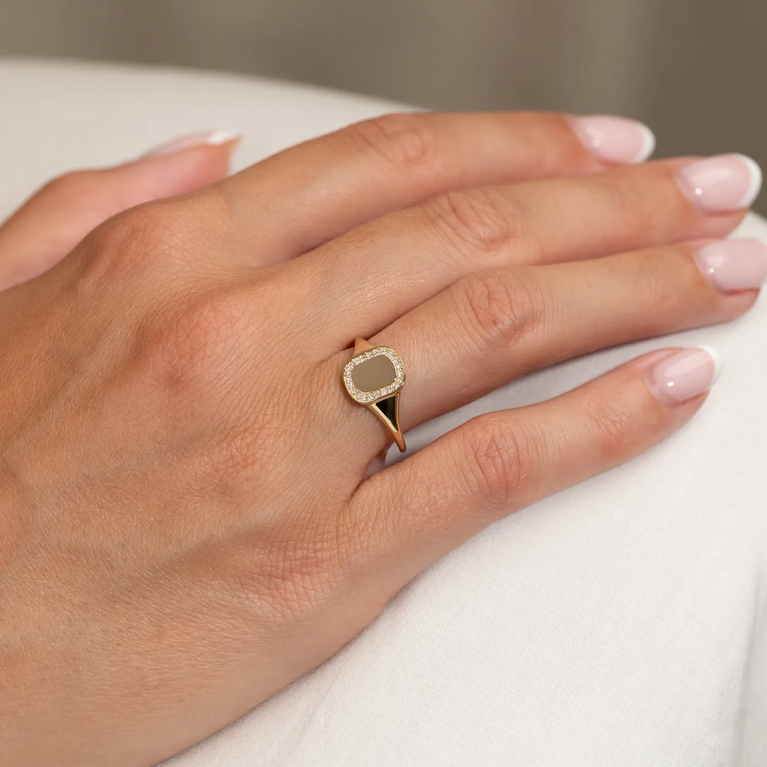 Sisi Copenhagen Frida signetring guld 9 kt zirkonia graverbar