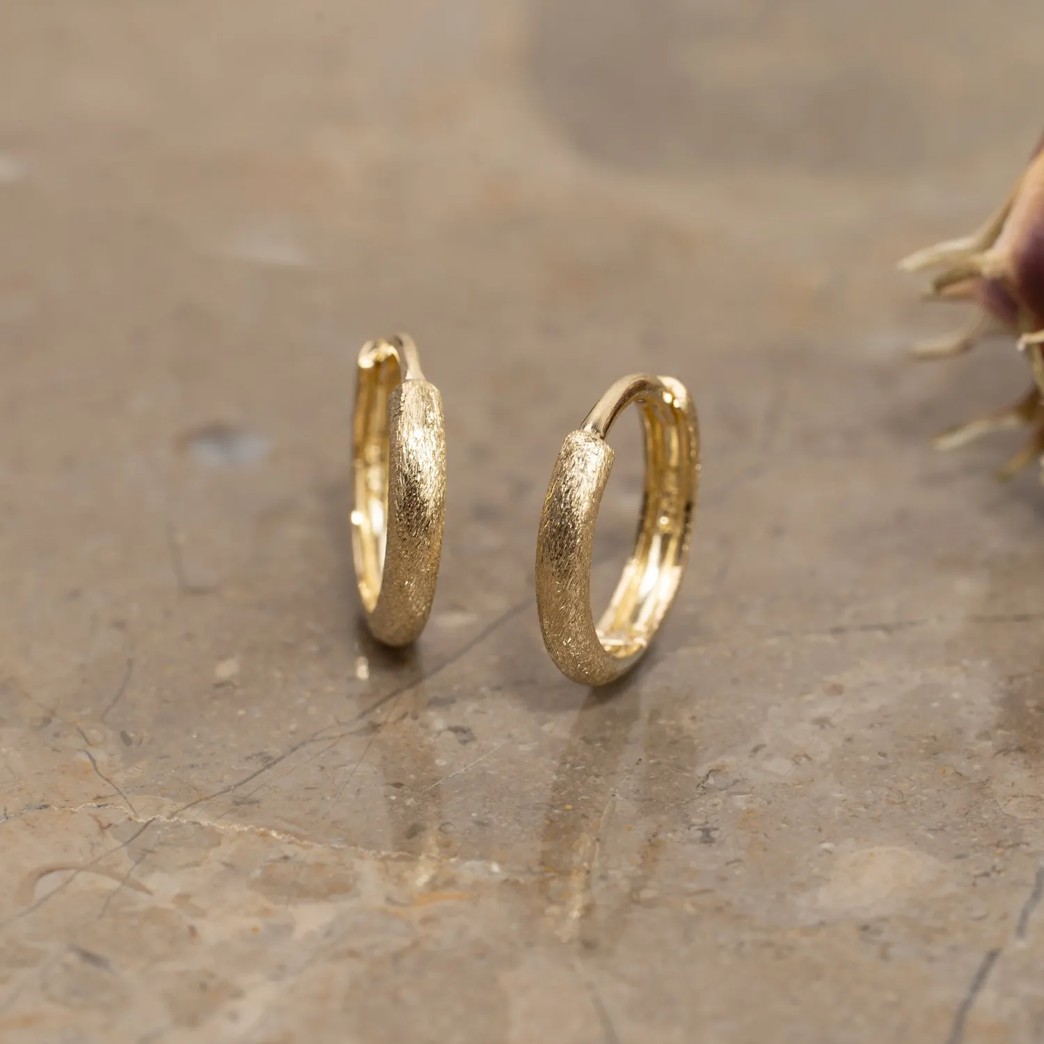 Sisi Copenhagen Thea huggie creoler i 9 karat guld par