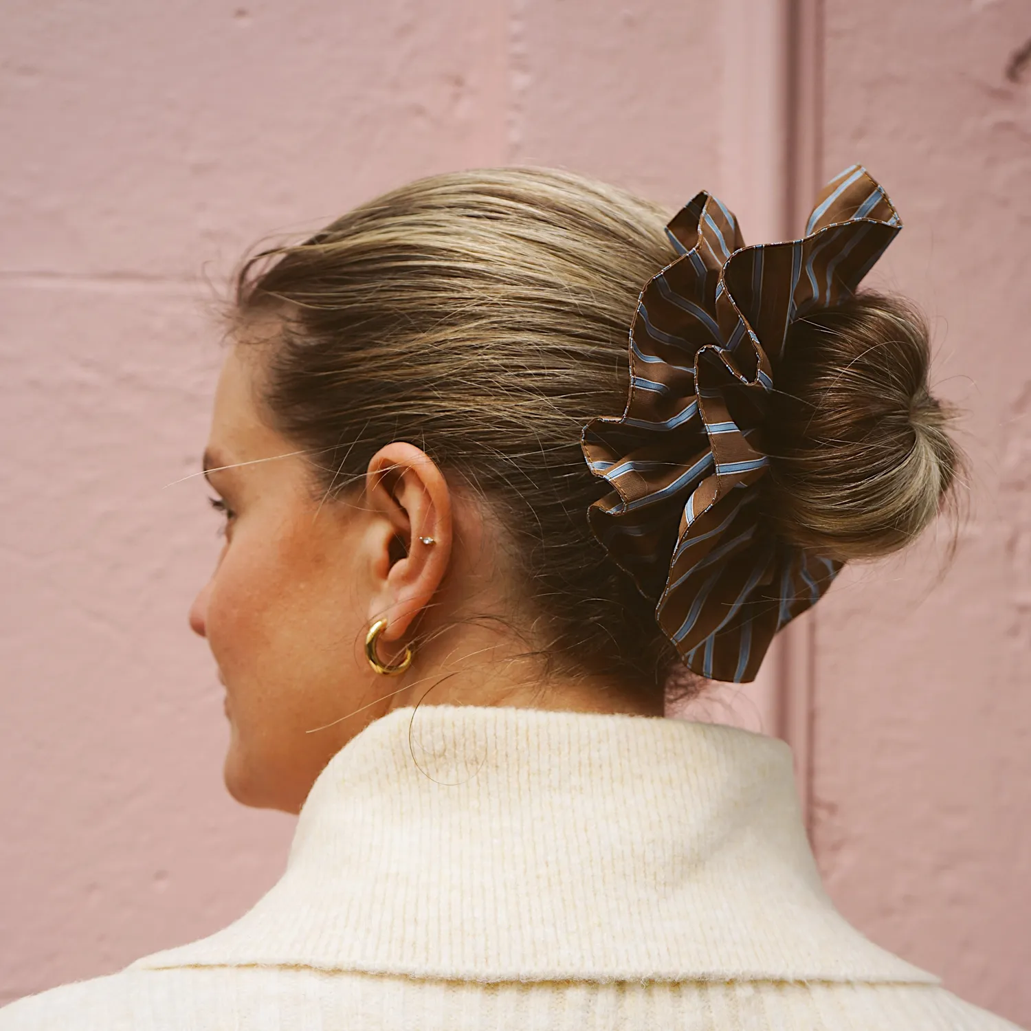 Orelia Oversized Brown & Blue Stripe scrunchie stribet