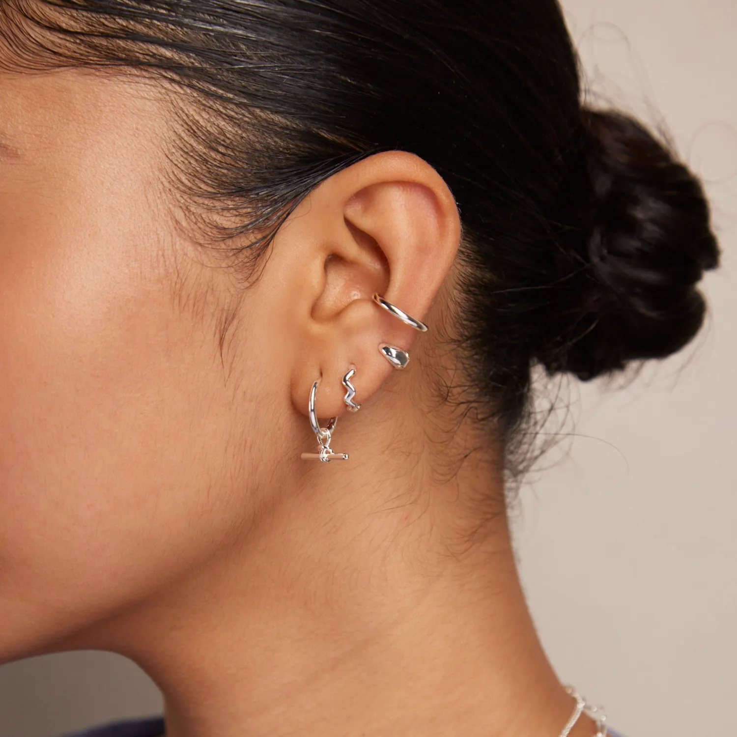 Orelia Tiny Tapered Micro Hoop øreringe sølv