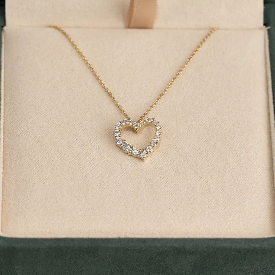 Sisi Copenhagen Graduating Curved Heart diamantvedhæng 0,45 ct guld