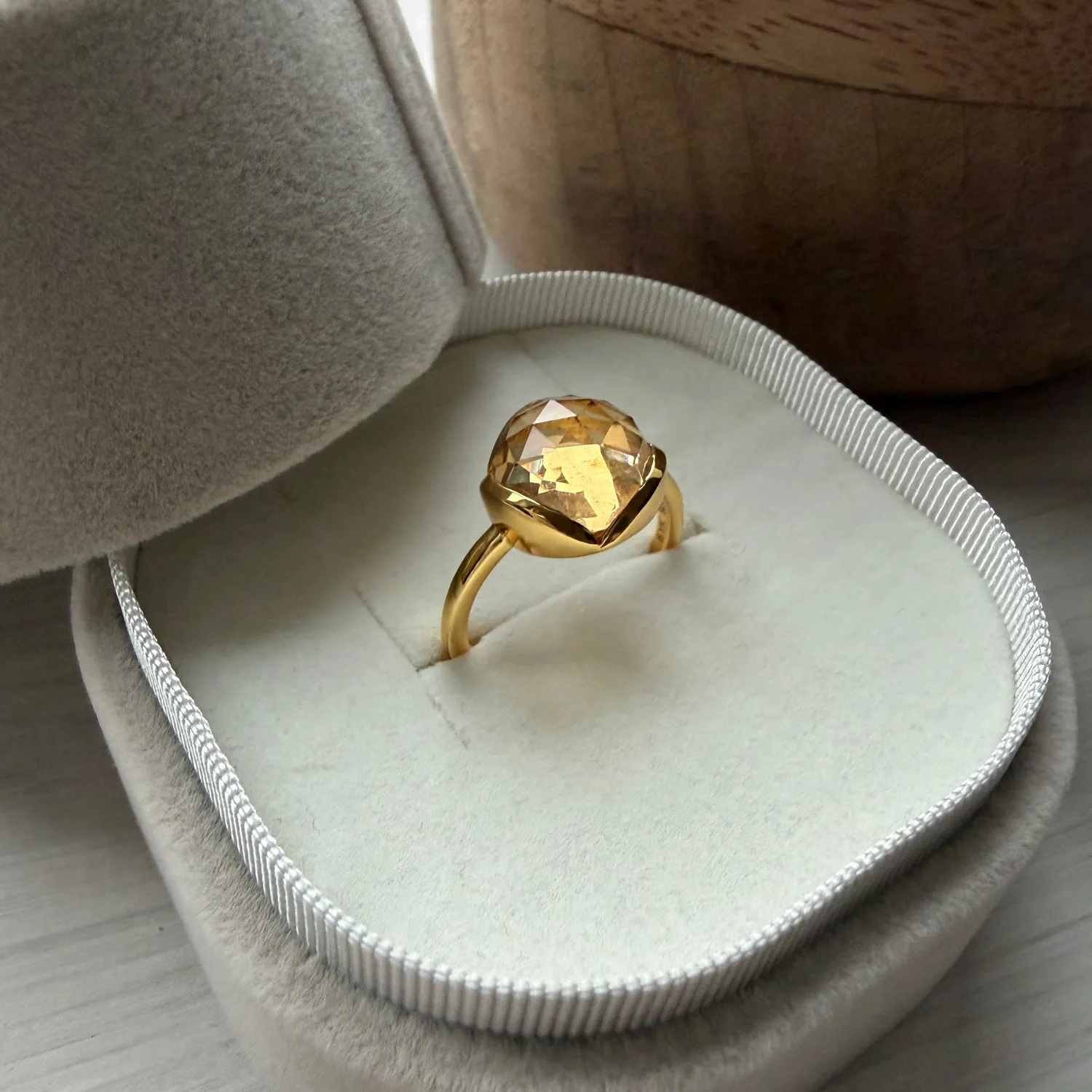 Bykjaergaard Grace ring forgyldt hydro morganit quartz 10 mm