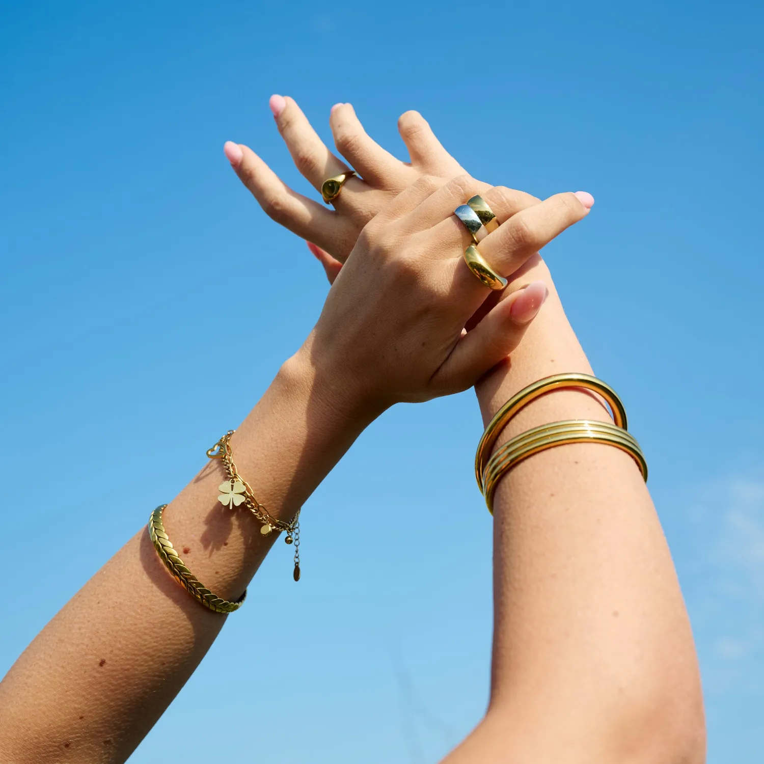 TIMI OF SWEDEN Edeline armbånd charms guld 16 cm