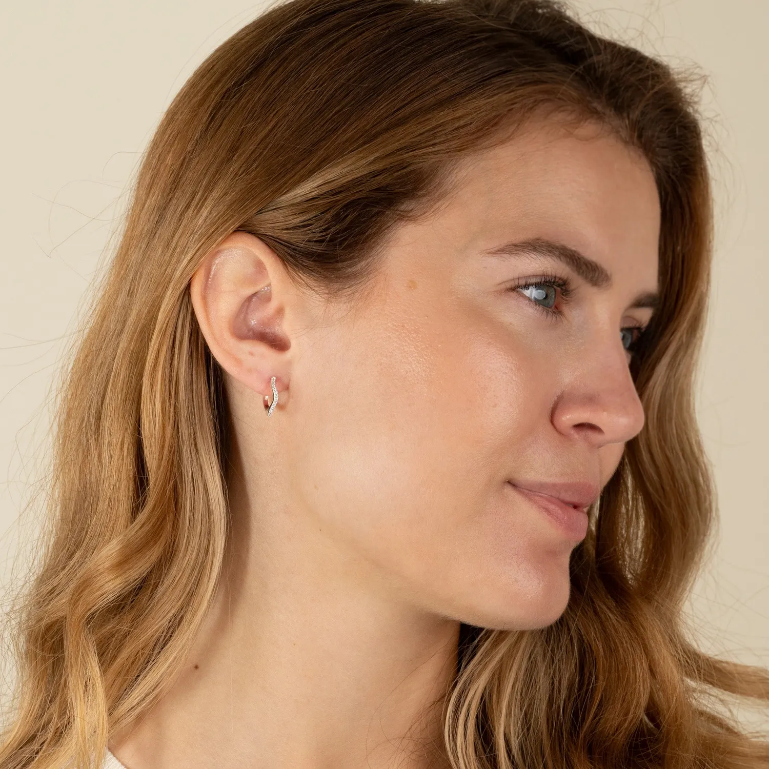 Sisi Copenhagen Gaia Crystal huggies sølv 15 mm zirkonia