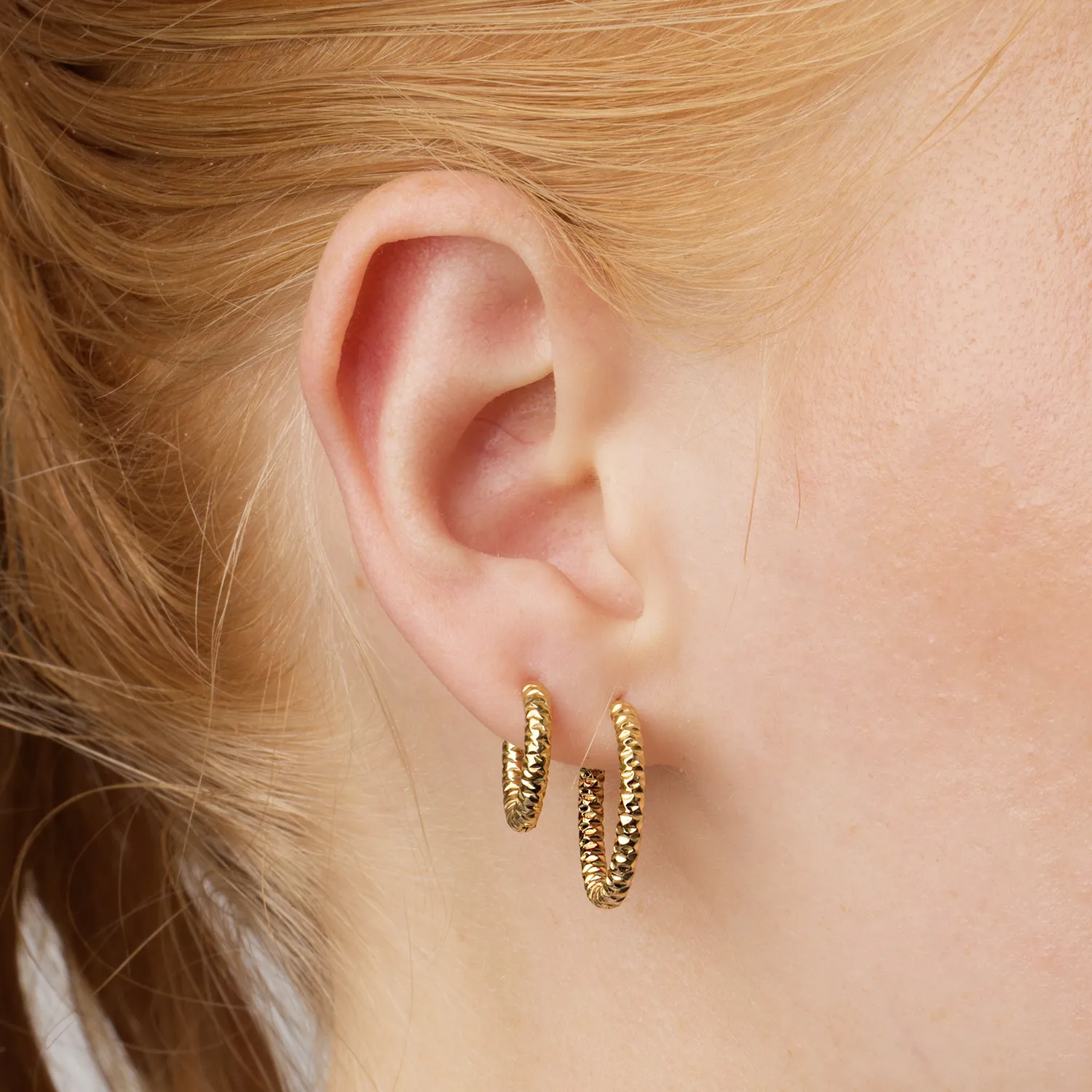 TIMI OF SWEDEN Torun hoop øreringe 20 mm guld rustfrit stål