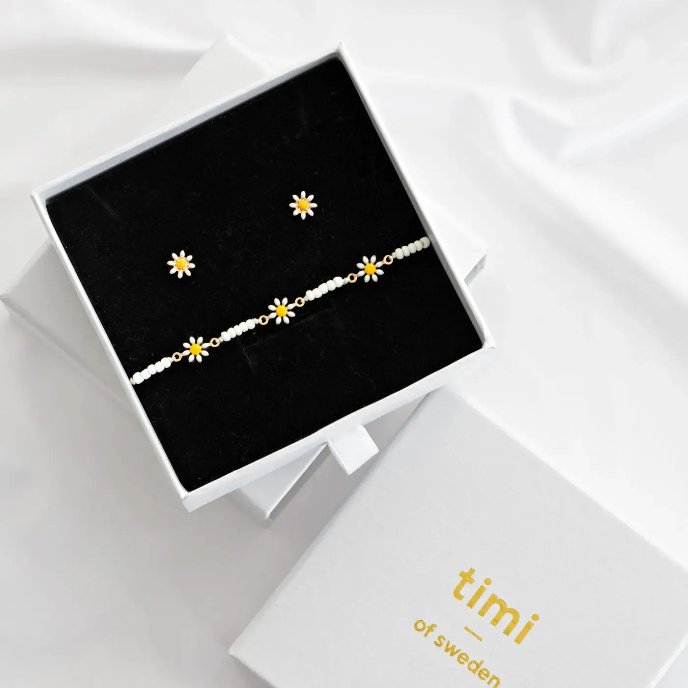 TIMI OF SWEDEN Daisy smykkesæt øreringe + armbånd emalje