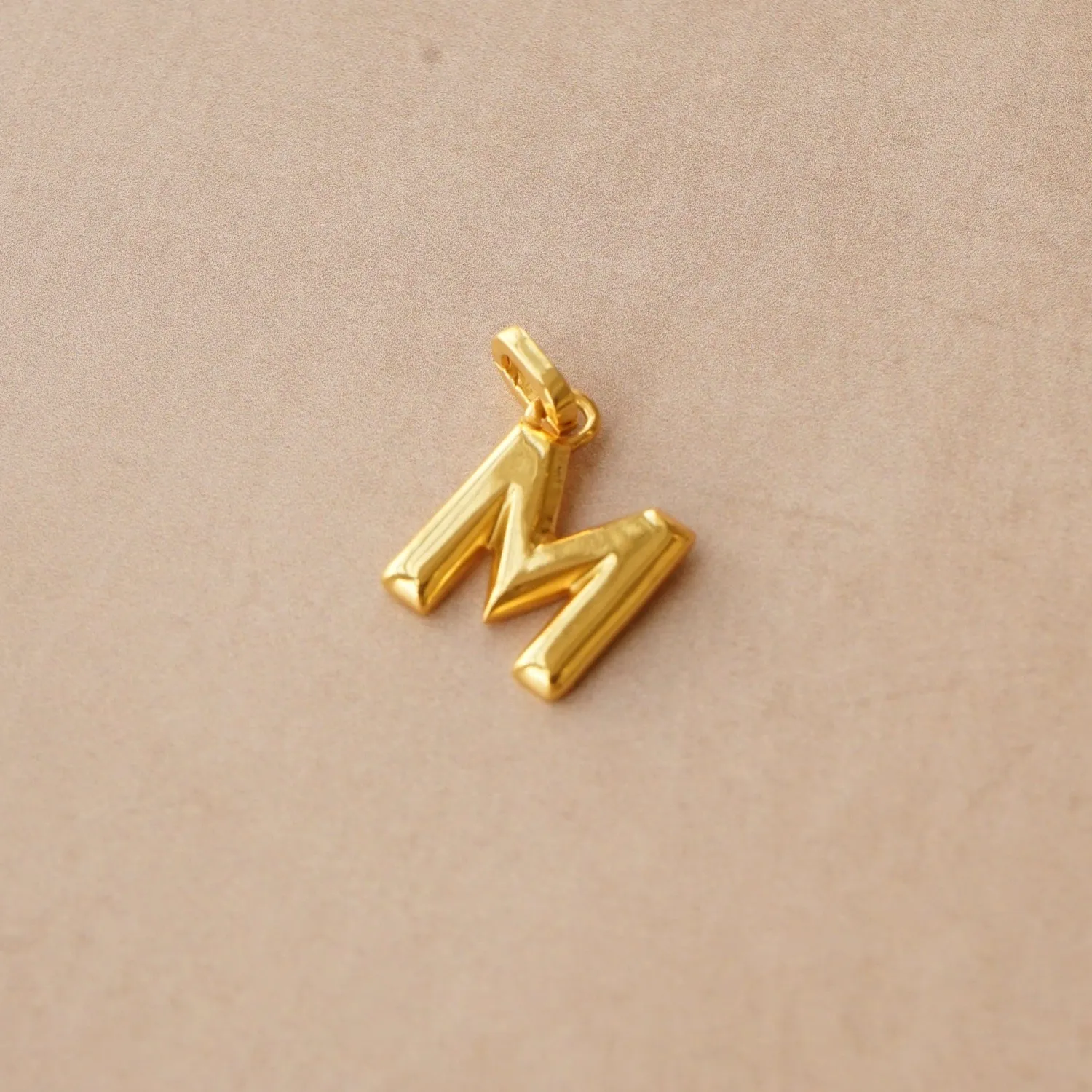Orelia LUXE M Charm vedhæng 18kt guld bogstav