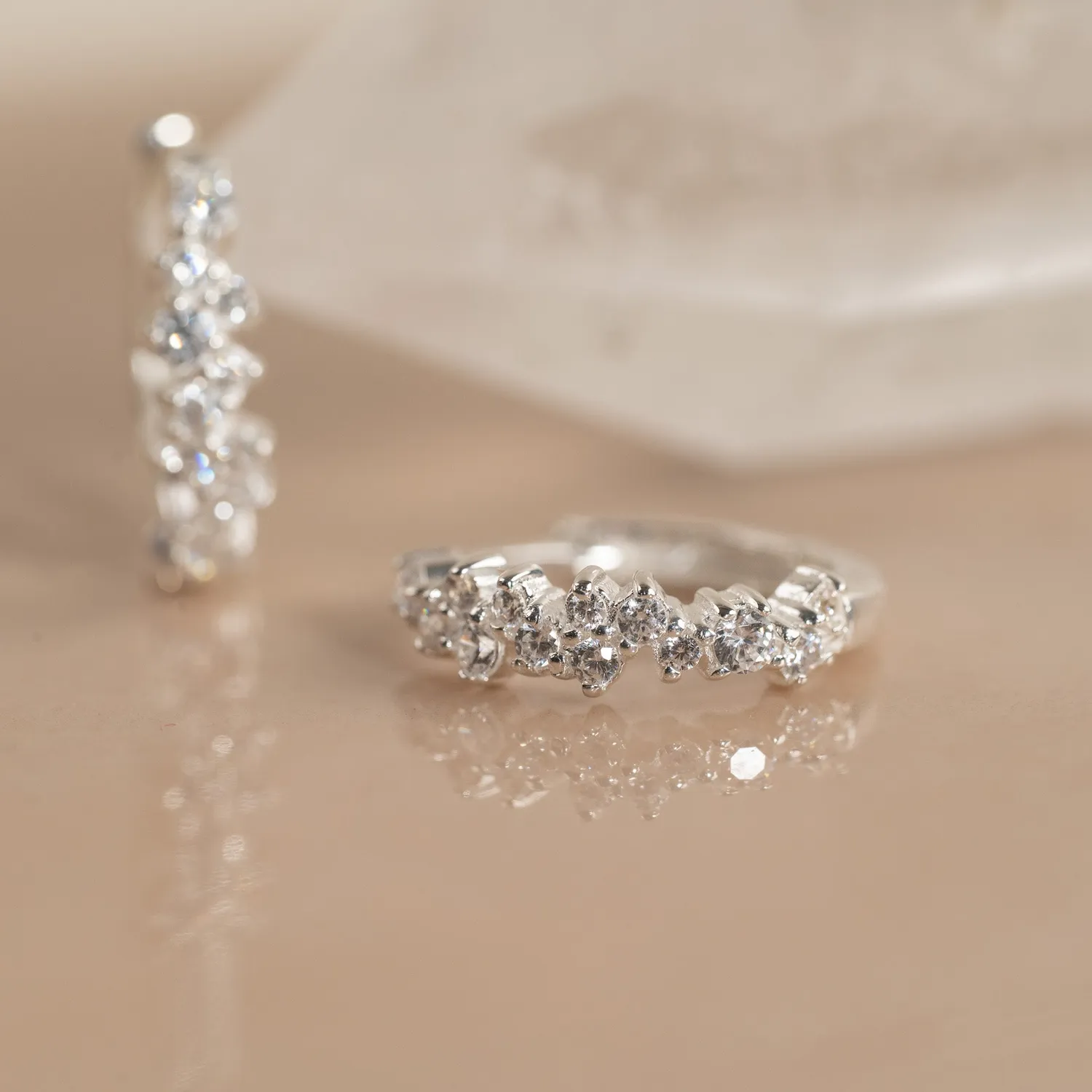 Sisi Copenhagen Clair Crystal Small Huggie øreringe sølv par