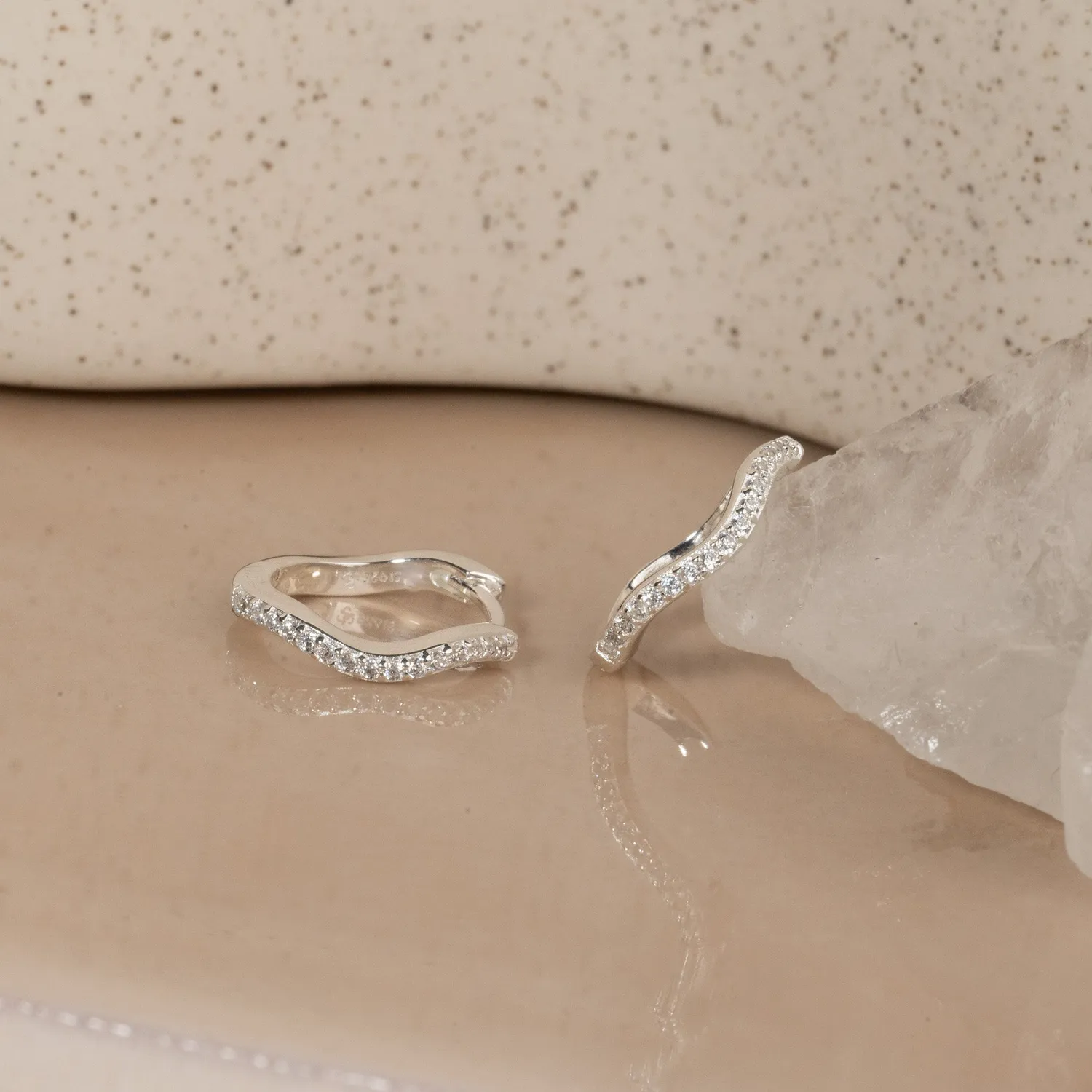 Sisi Copenhagen Gaia Crystal huggies sølv 15 mm zirkonia