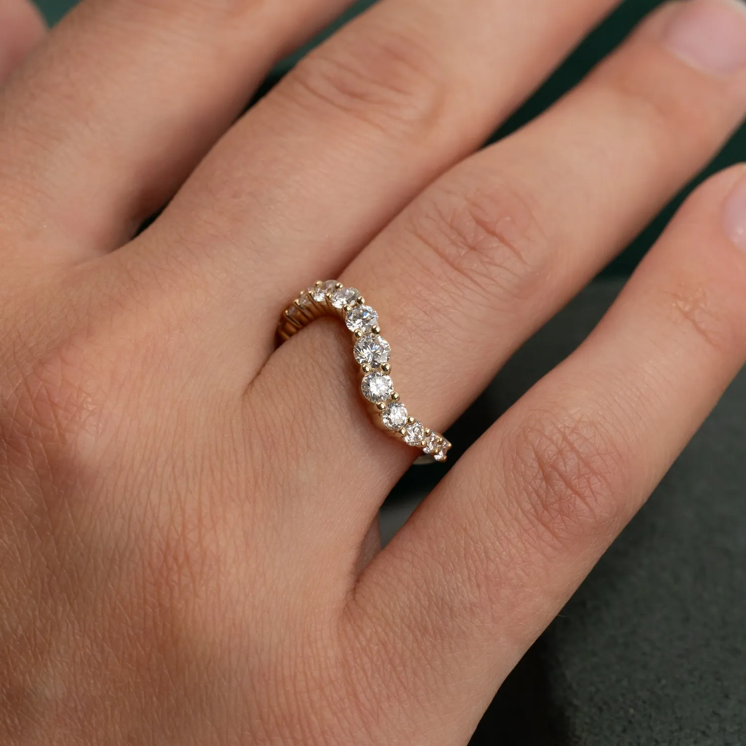 Sisi Copenhagen Graduating Curved 0.9 ct diamantring 14 kt guld