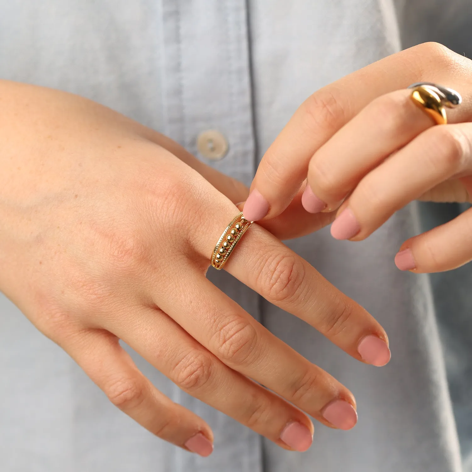 TIMI OF SWEDEN Maggie struktur ring justerbar guld