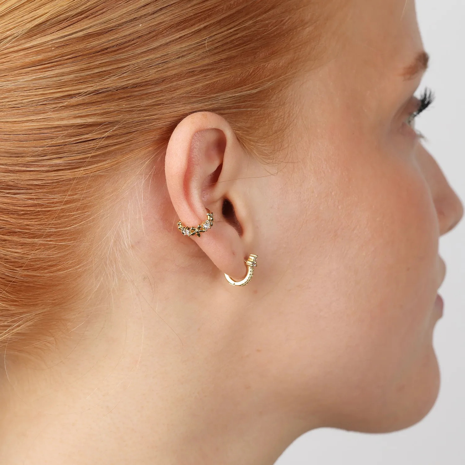 TIMI OF SWEDEN Georgie ear cuff blomst guld 1 stk