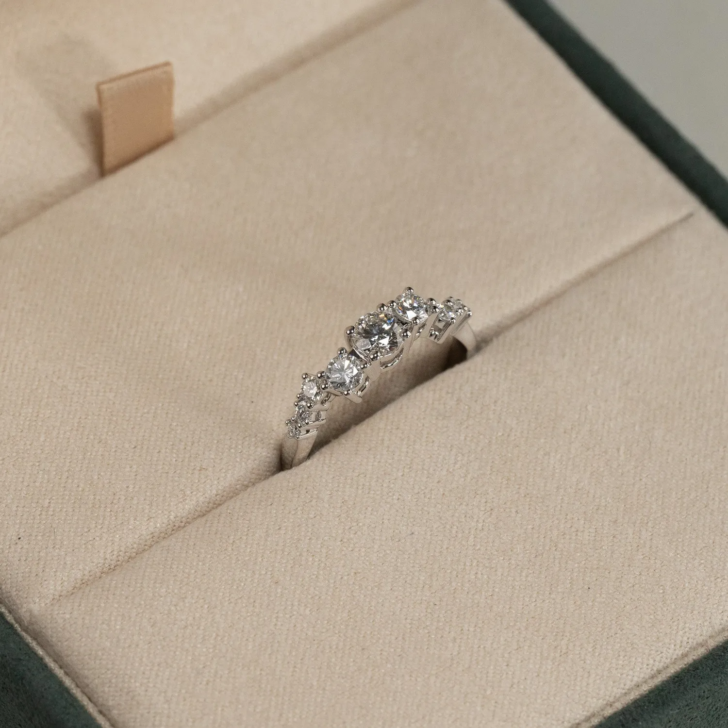 Sisi Copenhagen Organic Cluster 0.7ct diamantring hvidguld 14kt