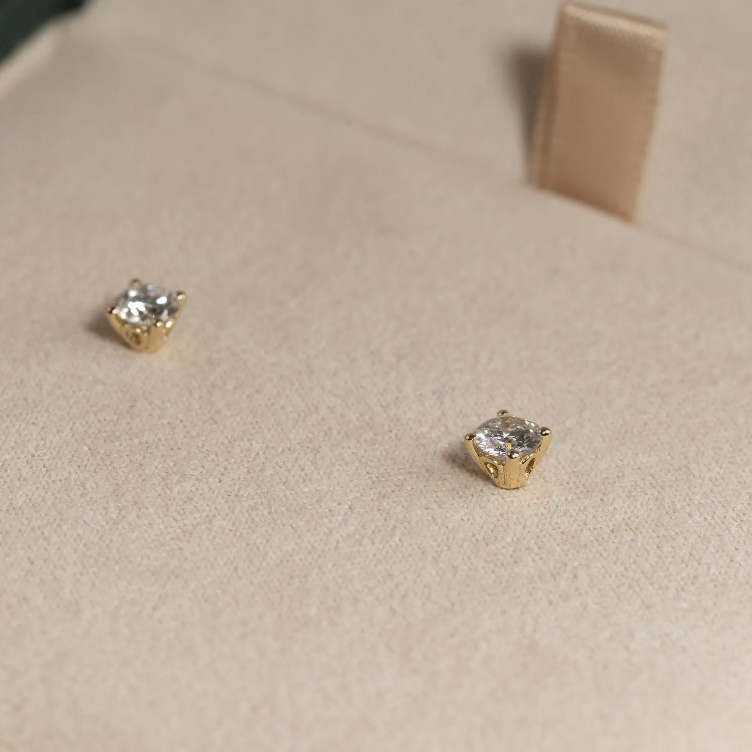Sisi Copenhagen Classic Solitaire ørestikkere guld 0,5 ct