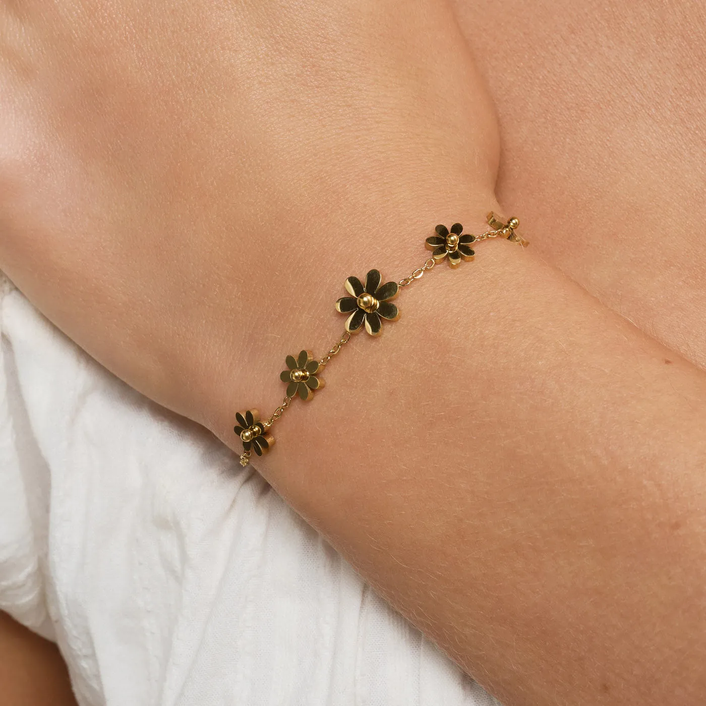 TIMI OF SWEDEN Fay armbånd blomster guld rustfrit stål