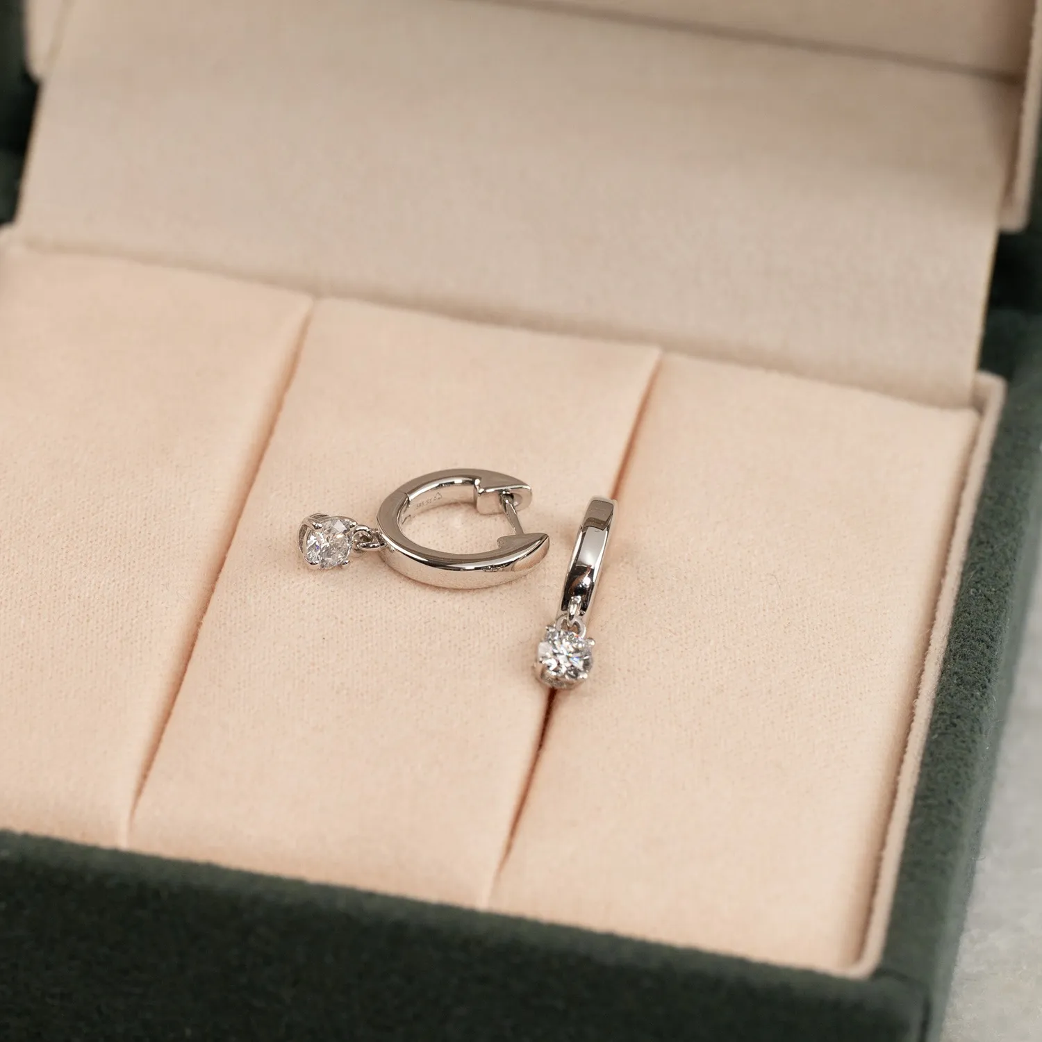 Sisi Copenhagen Solitaire creoler guld 14 kt 0,4 ct diamant