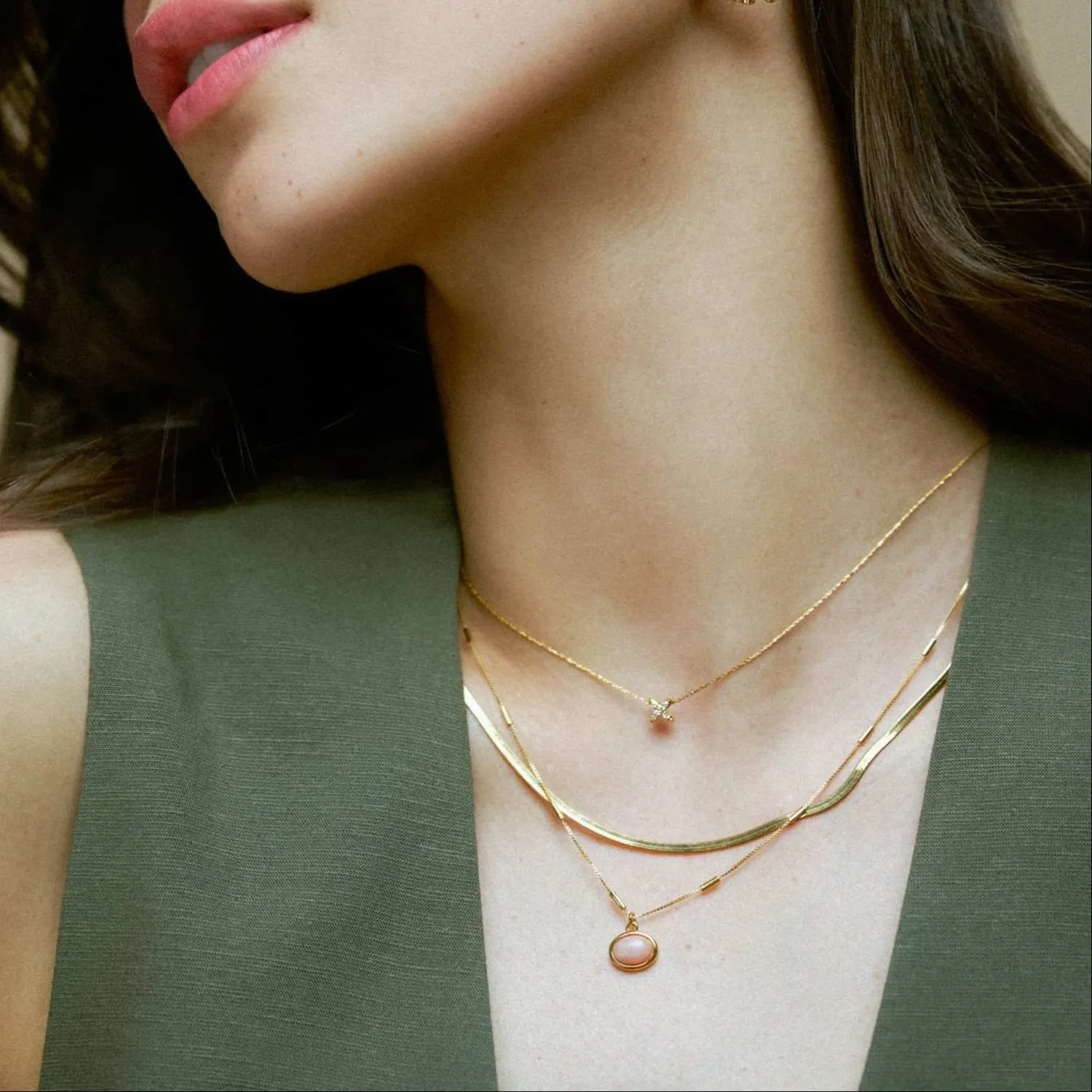 Orelia Pink Jade smykkesæt guld huggie hoops