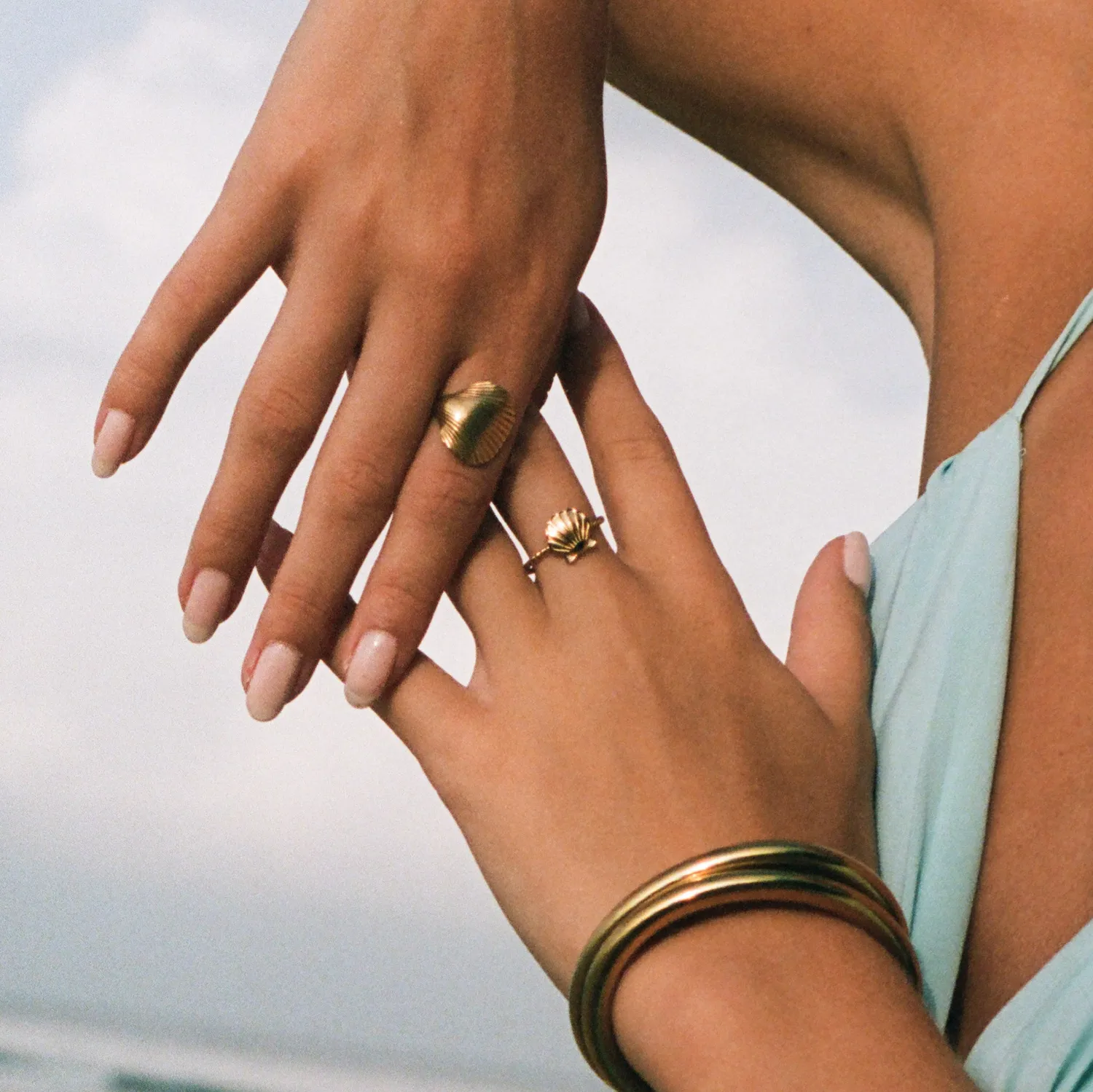 TIMI OF SWEDEN Ane seashell open ring guld rustfrit stål