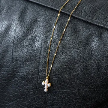 TIMI OF SWEDEN Essie Pearl Cross halskæde guld 35+5 cm