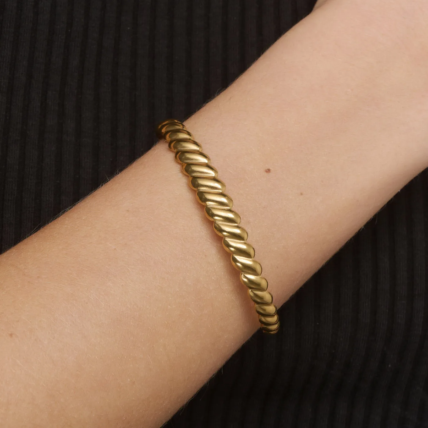 TIMI OF SWEDEN Isabel Croissant bangle armbånd guld 8 mm