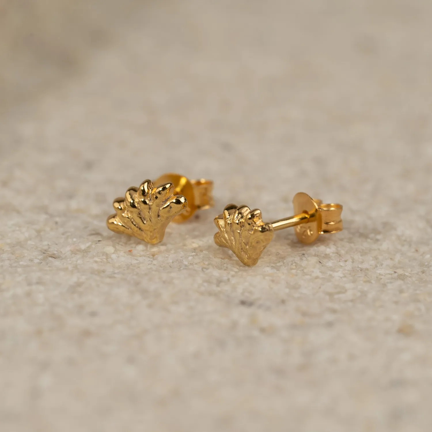Sisi Copenhagen Shelly Golden Stud ørestikker 8 mm forgyldt