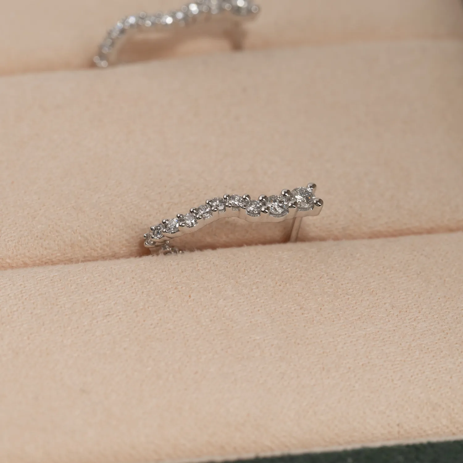 Sisi Copenhagen Diamond Graduating Curved Lab-Diamond creoler 0,45ct hvidguld