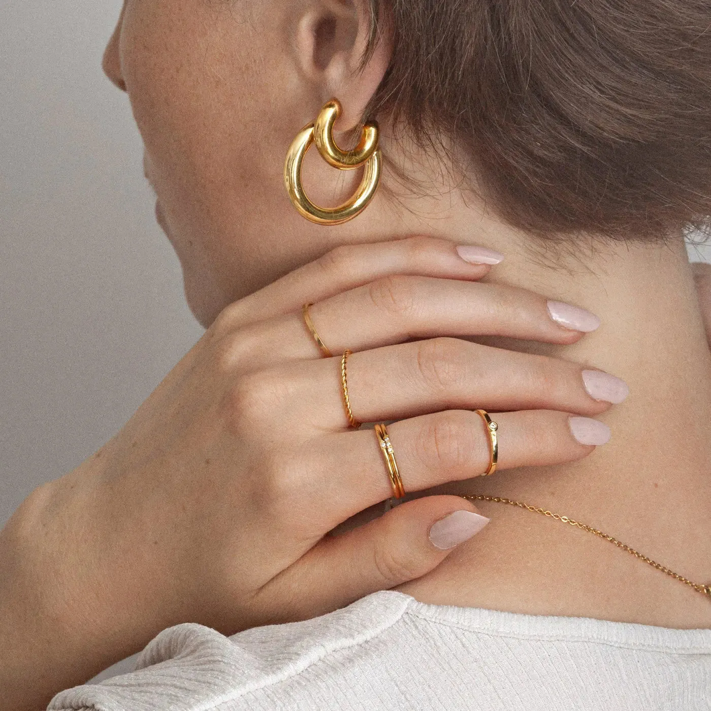 TIMI OF SWEDEN Evi snoet ring rustfrit stål guld str. 17
