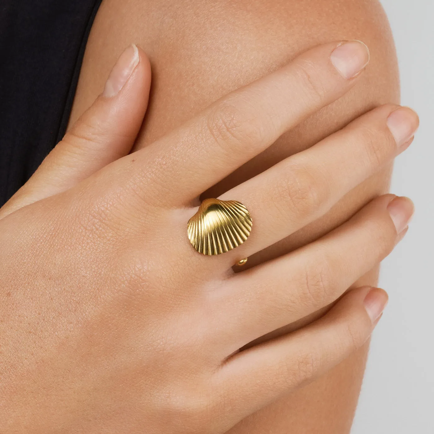 TIMI OF SWEDEN Ane seashell open ring guld rustfrit stål