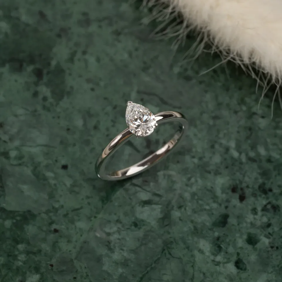 Sisi Copenhagen Solitaire Pear diamantring 0,75 ct hvidguld 52