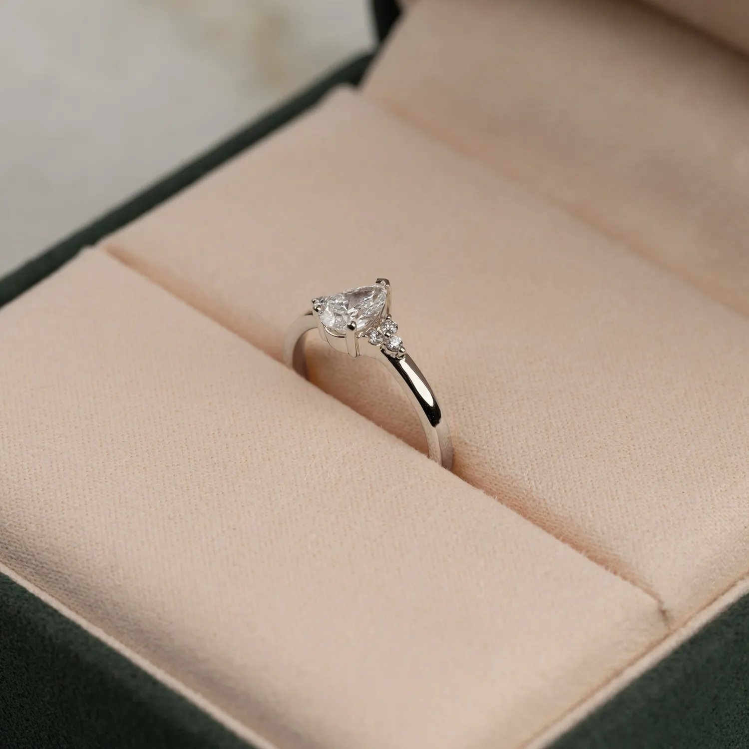 Sisi Copenhagen Triad pære diamantring 0,65ct hvidguld