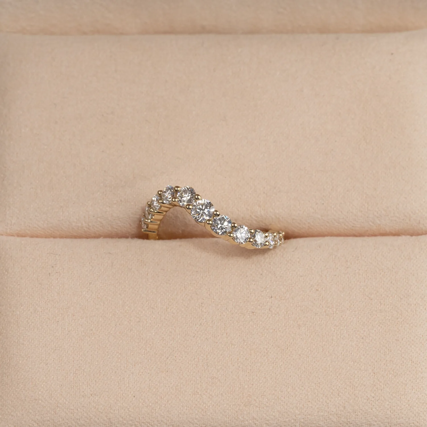 Sisi Copenhagen Graduating Curved 0.9 ct diamantring 14 kt guld