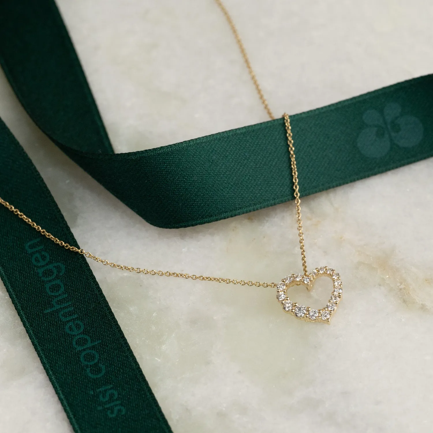 Sisi Copenhagen Graduating Curved Heart diamantvedhæng 0,45 ct guld