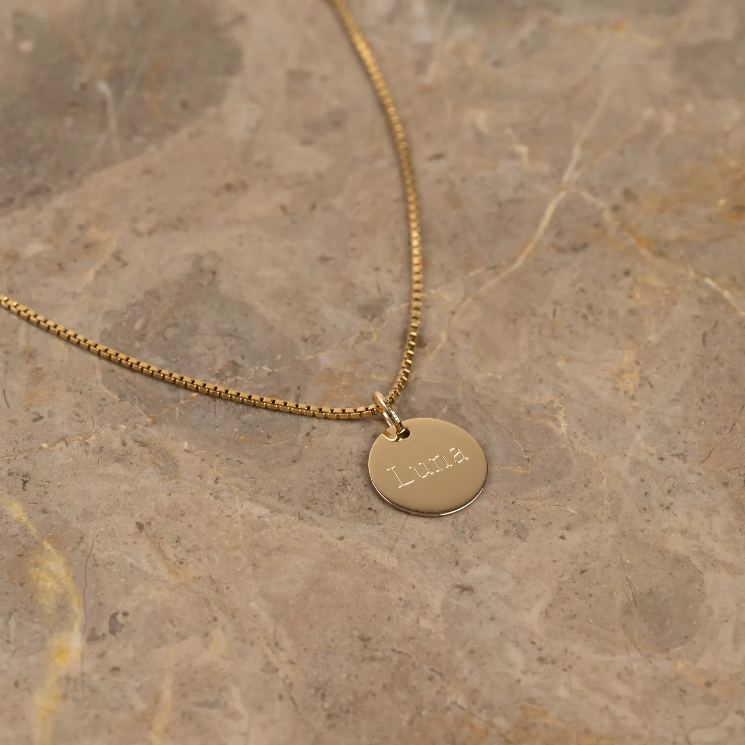 Sisi Copenhagen Engravable Round vedhæng 12 mm massivt 9 kt guld