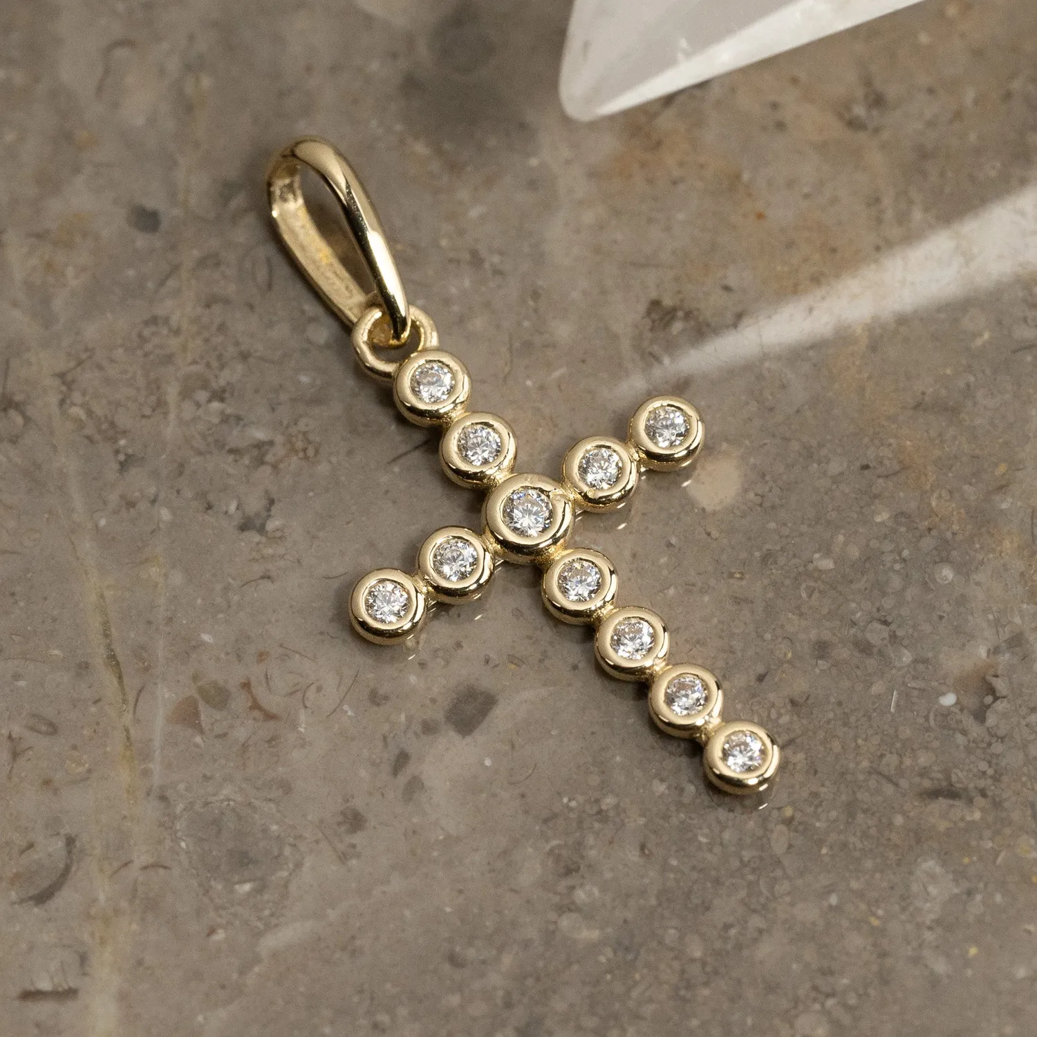 Sisi Copenhagen Crystal Cross vedhæng massivt guld 16 mm