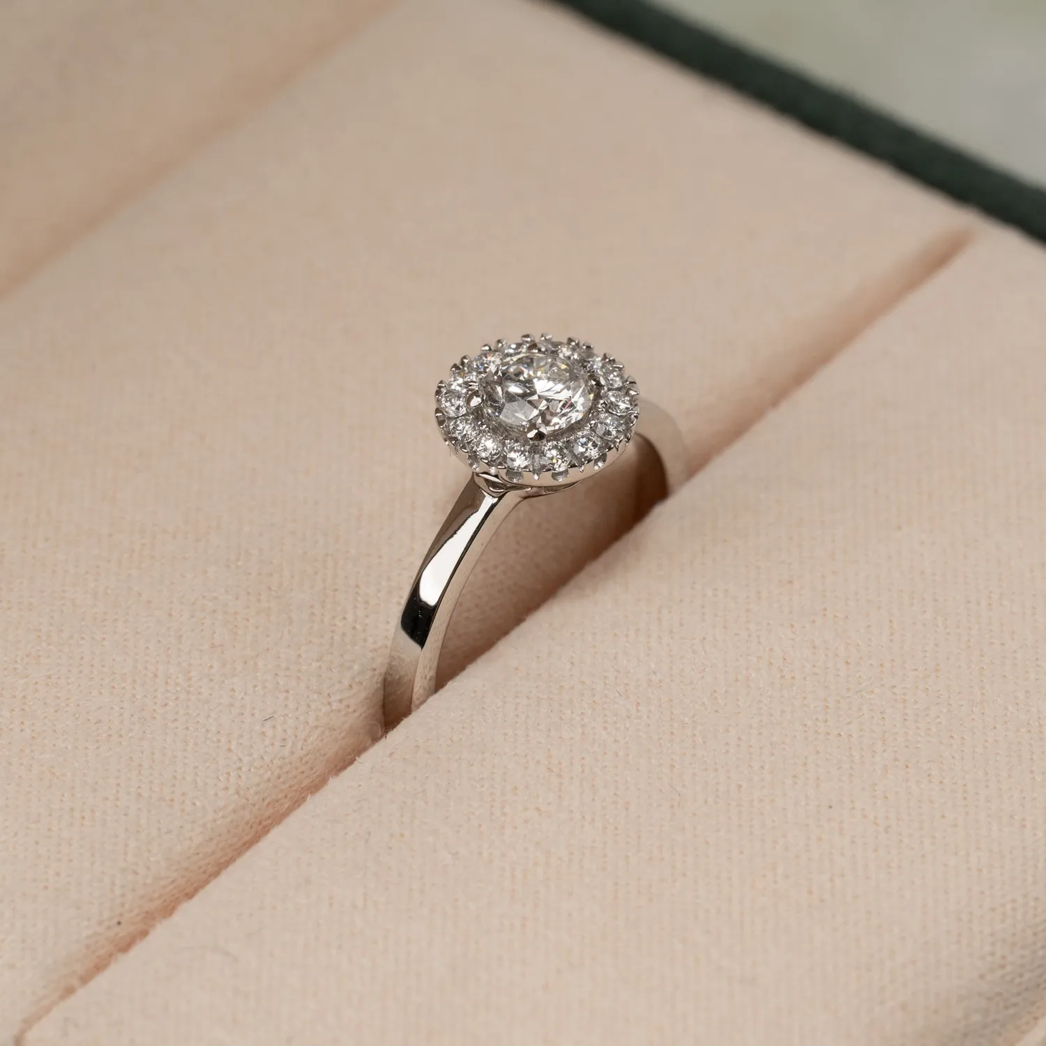 Sisi Copenhagen Simple Halo ring hvidguld 0,7 ct
