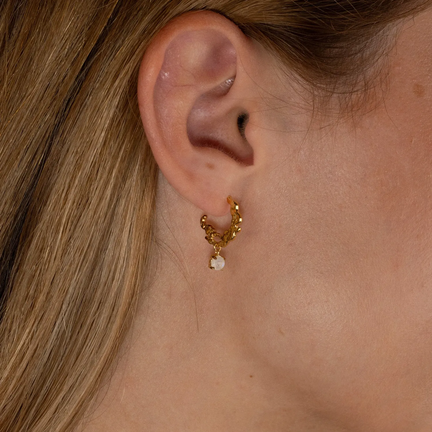 Sisi Copenhagen Emilia Moonstone Golden creol øreringe månesten