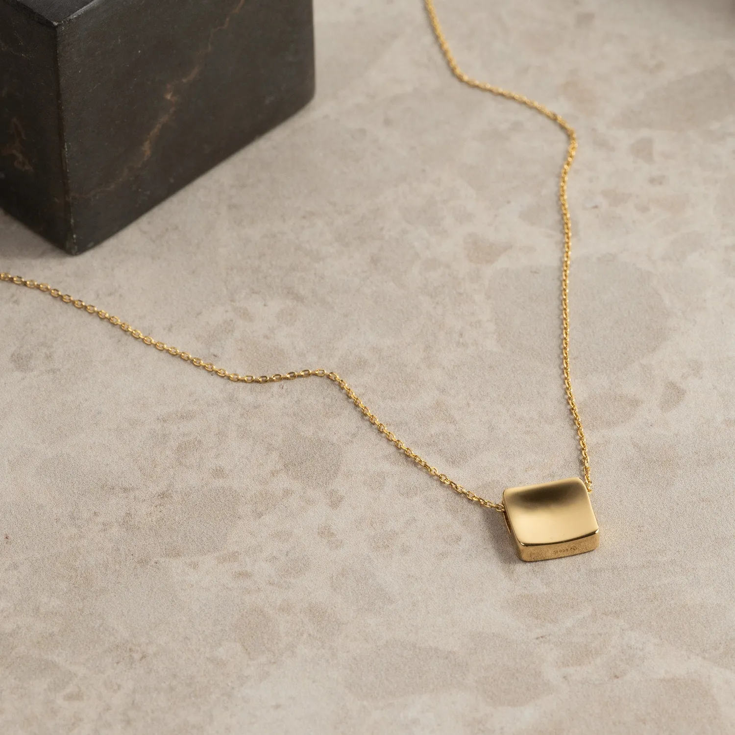 Sisi Copenhagen Mae Golden Pendant vedhæng forgyldt 12 mm