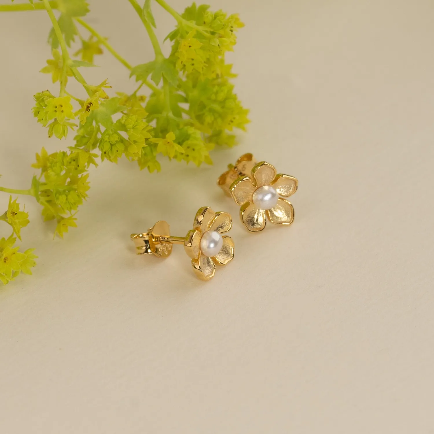 Sisi Copenhagen Mona Pearl Golden ørestikker perle 9 mm