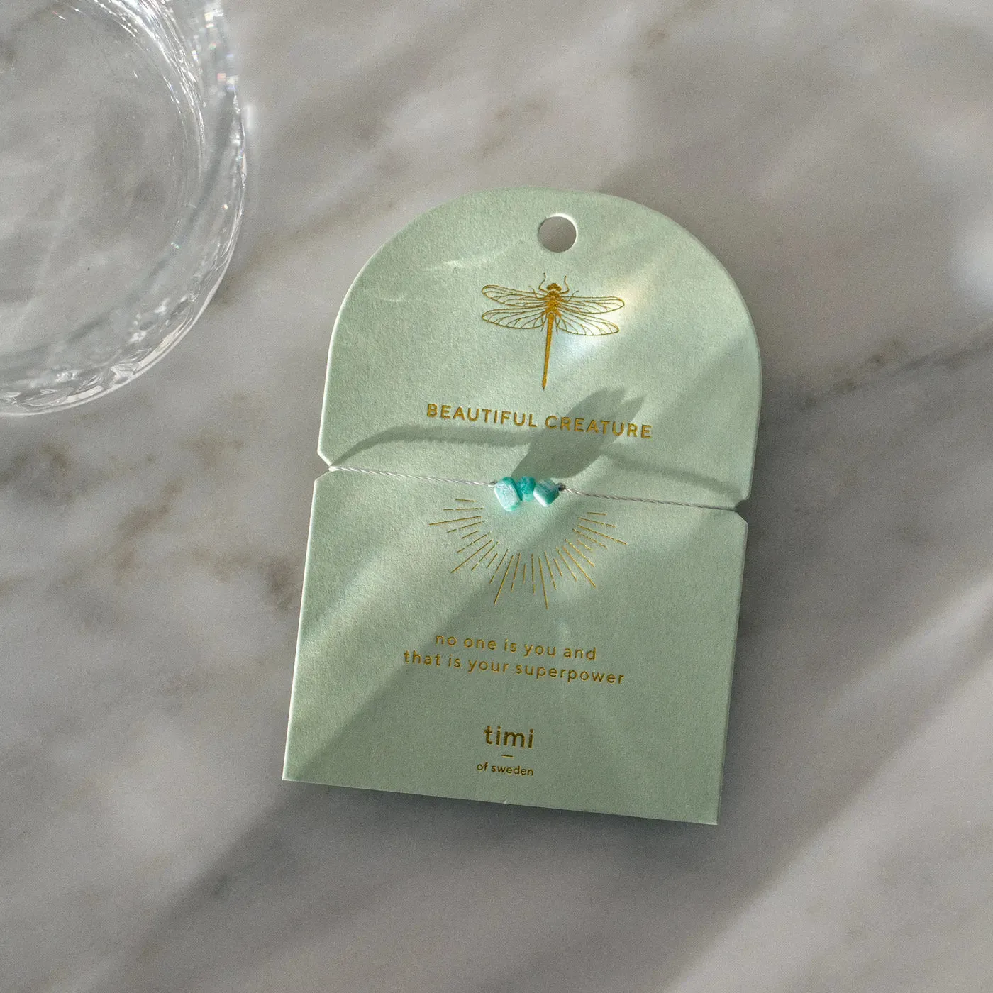TIMI OF SWEDEN Amazonite Chip armbånd forgyldt justerbart