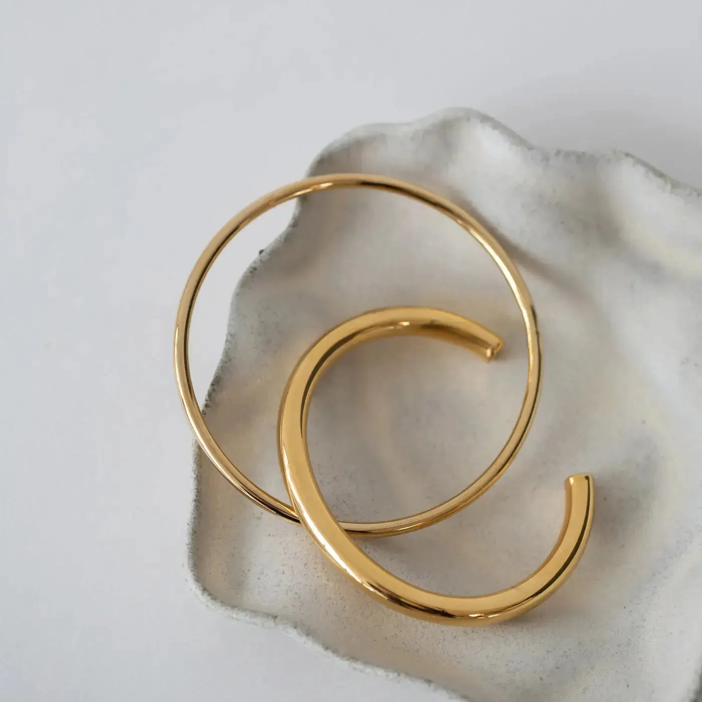 TIMI OF SWEDEN Maeve statement bangle armbånd guld stål