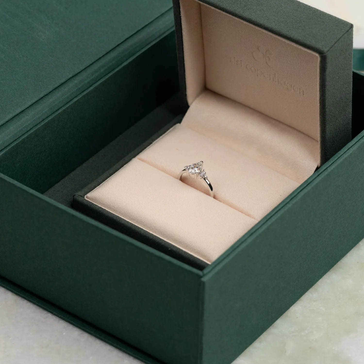 Sisi Copenhagen Triad pære diamantring 0,65ct hvidguld