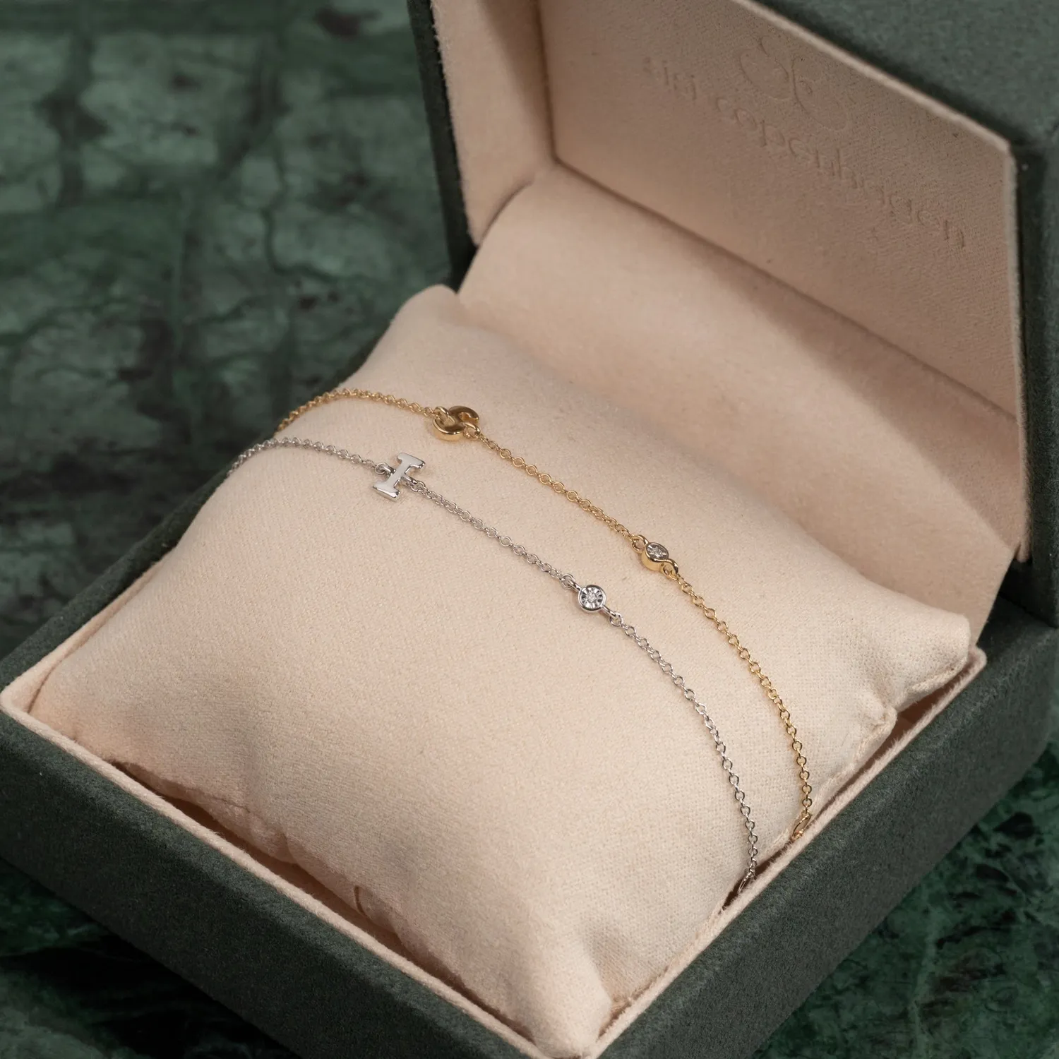 Sisi Copenhagen Letter Lab-Diamond armbånd hvidguld A-Ø