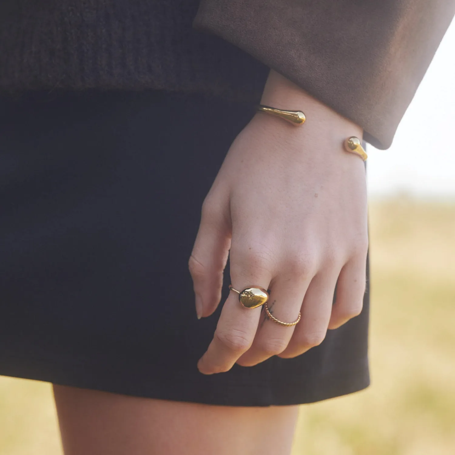 TIMI OF SWEDEN Petra åben armring guld rustfrit stål
