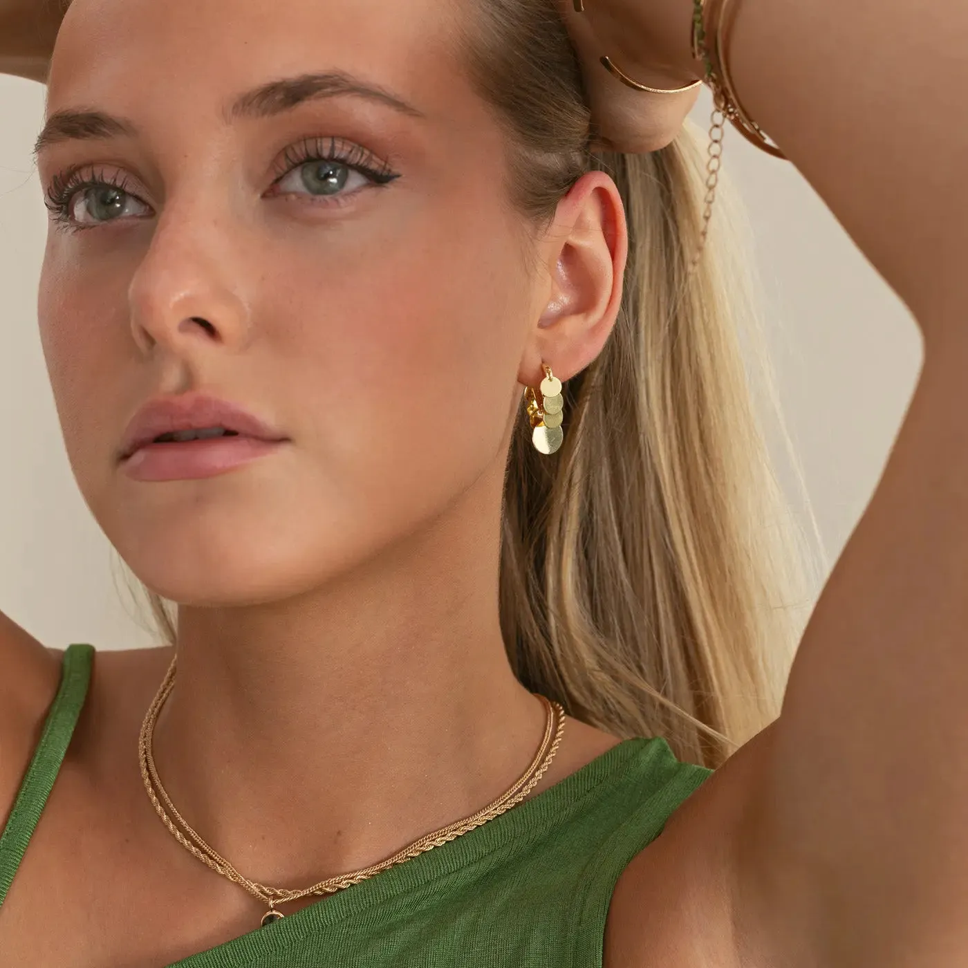 TIMI OF SWEDEN Riya Coin Hoop øreringe 14k forgyldt