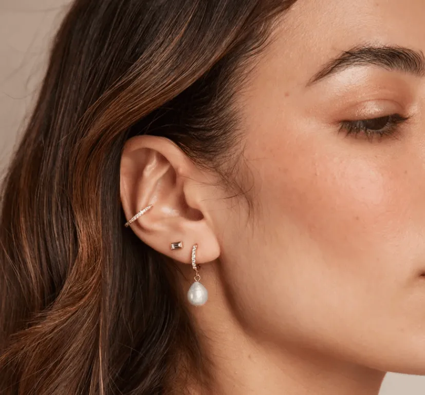 Orelia Pearl Drop Pavé Huggie øreringe gaveæske guld