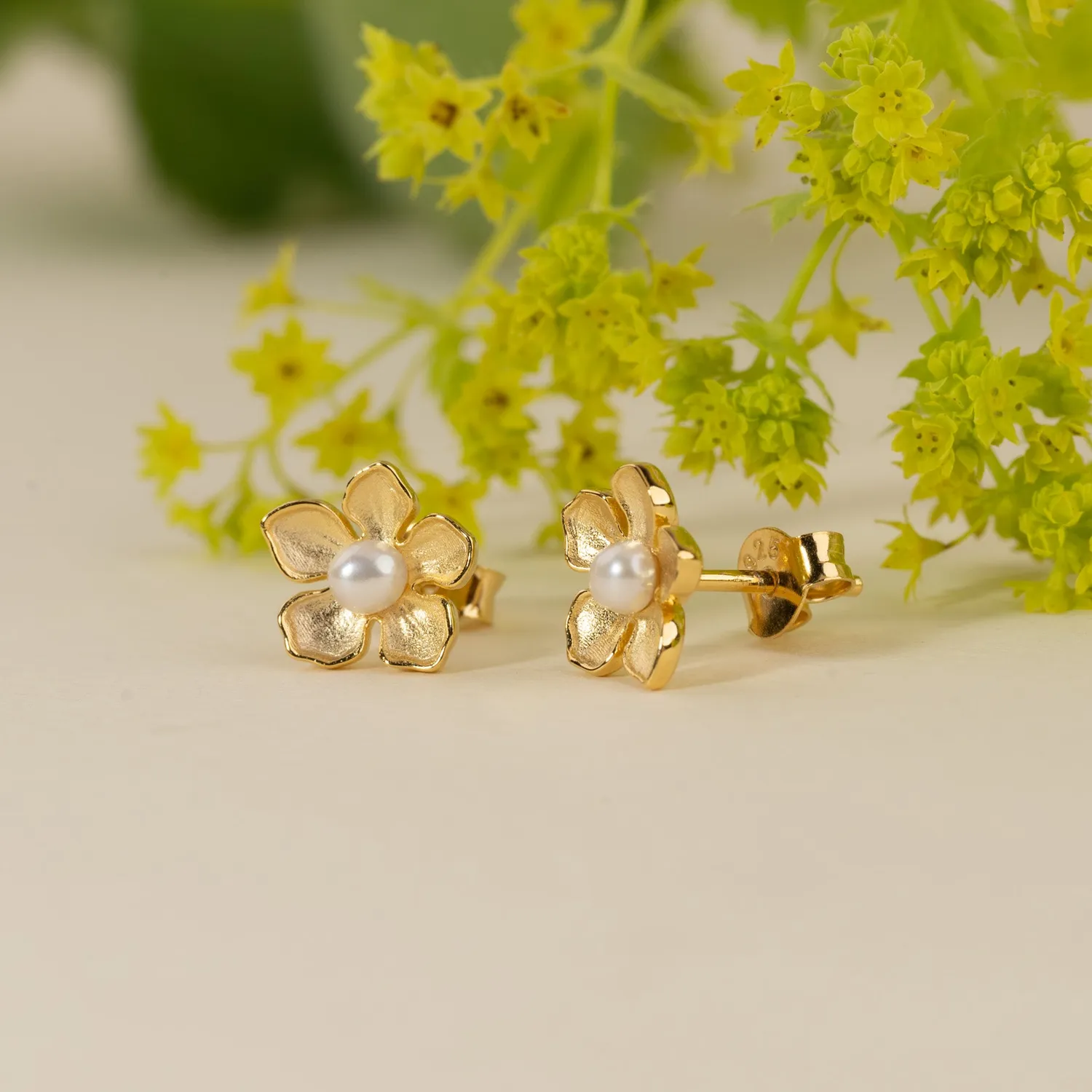 Sisi Copenhagen Mona Pearl Golden ørestikker perle 9 mm