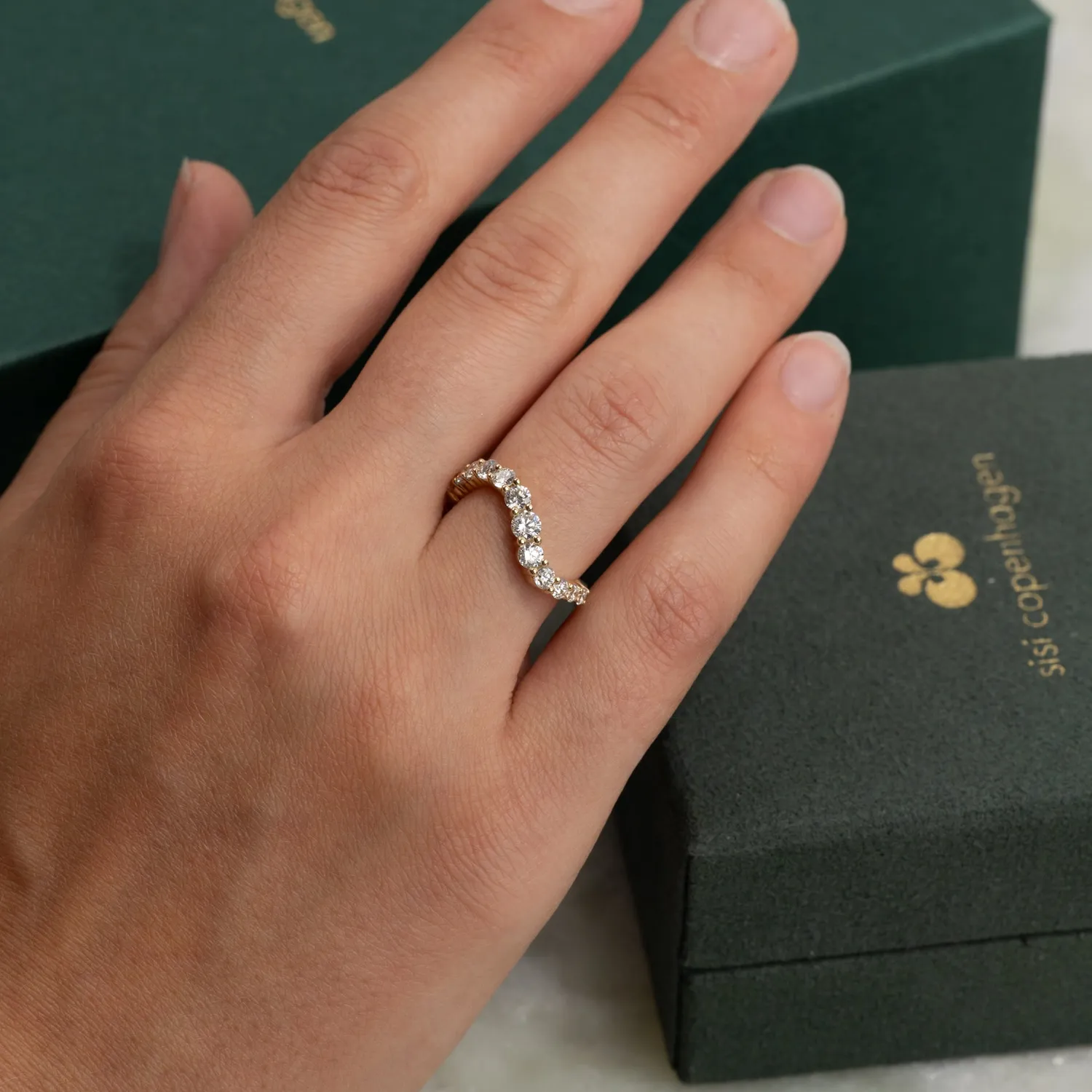 Sisi Copenhagen Graduating Curved 0.9 ct diamantring 14 kt guld